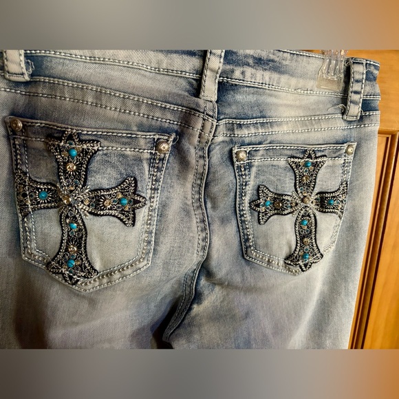 ⭐️Fire & Rain Y2K Style Light Wash Back Pockets Cross Rhinestone Accents Jeans⭐️ - Picture 3 of 9